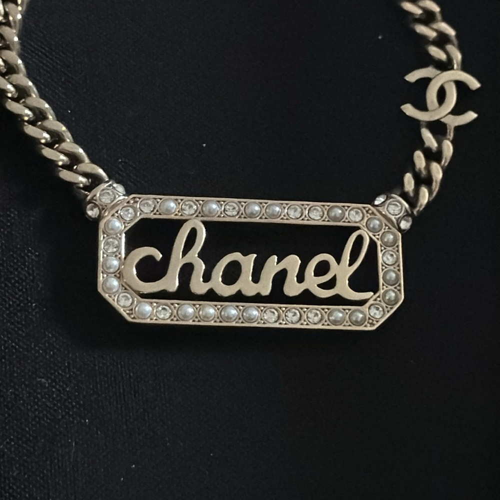 CHANEL excellent condition preloved metal crystal pearl logo necklace gold. - Picture 8 of 13